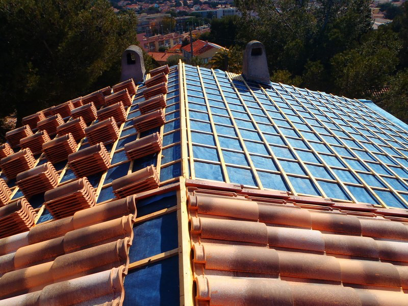 Pose et remplacement de tuiles Pose et remplacement de tuiles toiture dans les Alpes-Maritimes et le Var – Artisan Couvreur MD